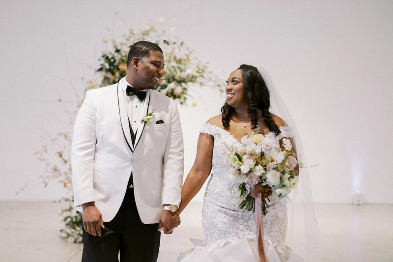 Tuxedo alb de nuntă formal pentru mire costum slim pentru bărbați 3 bucăți șal rever pentru bal Blazer de mare mărime, jachetă de modă, pantaloni, vestă