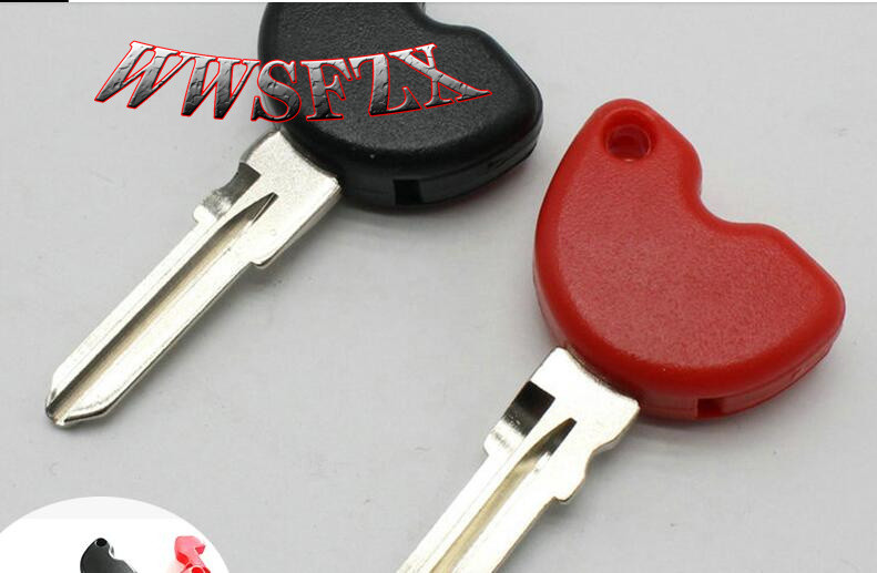 Fekete / piros motorkerékpár üres kulcs vágatlan penge Piaggiohoz Vespa robogóhoz kulcs vágatlan üres kulcs GTS 300 tartozékok 3VTE Fly 125