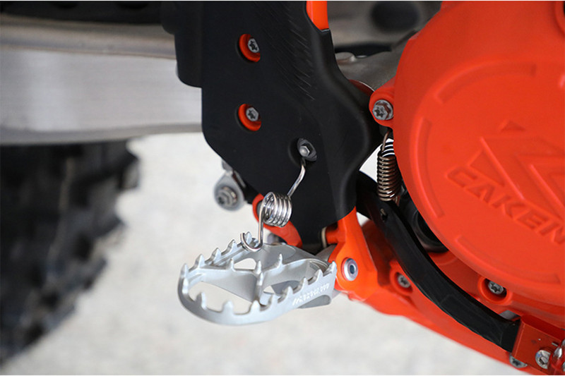 1 pár motocyklových stúpačiek, pedálov a pružin pre KTM SX, SXF, EXC, EXCF, XC, XCF, XCW, XCFW, Husqvarna TC, TE, FE, FX, EX