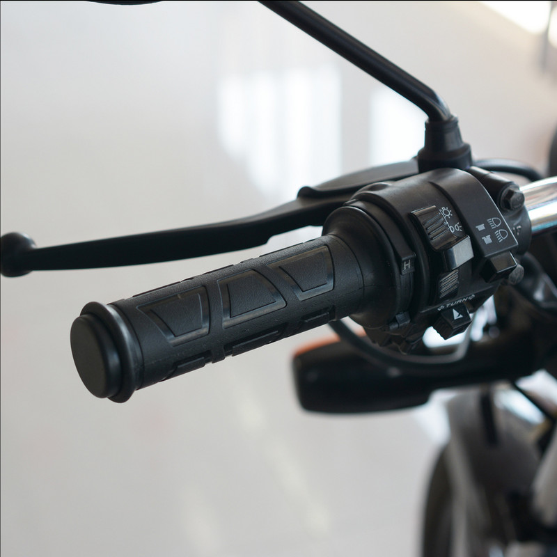 2 ks čierne 7/8" univerzálne motocyklové 22mm ručne vyhrievané rukoväte riadidiel elektrické vyhrievané rukoväte ohrievač riadidiel manillar motocicleta