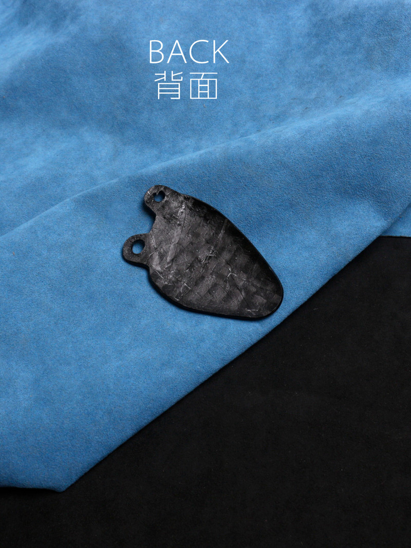 „Night Kids“ tinka „Triumph Rocket 3GT221“ modifikuoto anglies pluošto pedalo pertvarai