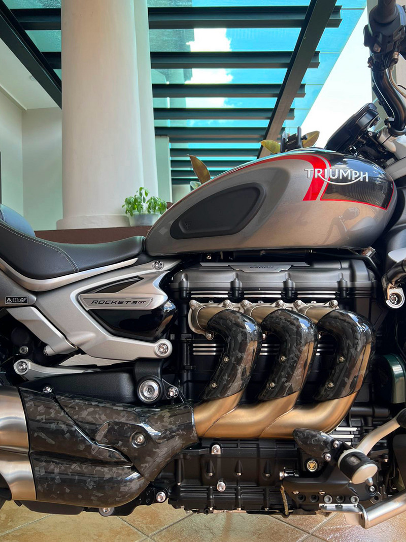 „Night Kids“ tinka „Triumph Rocket 3GT221“ modifikuoto anglies pluošto pedalo pertvarai