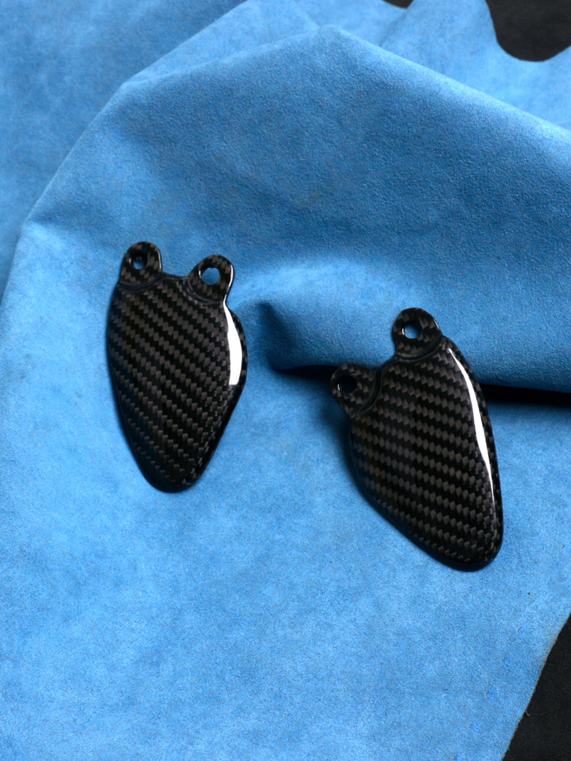 „Night Kids“ tinka „Triumph Rocket 3GT221“ modifikuoto anglies pluošto pedalo pertvarai