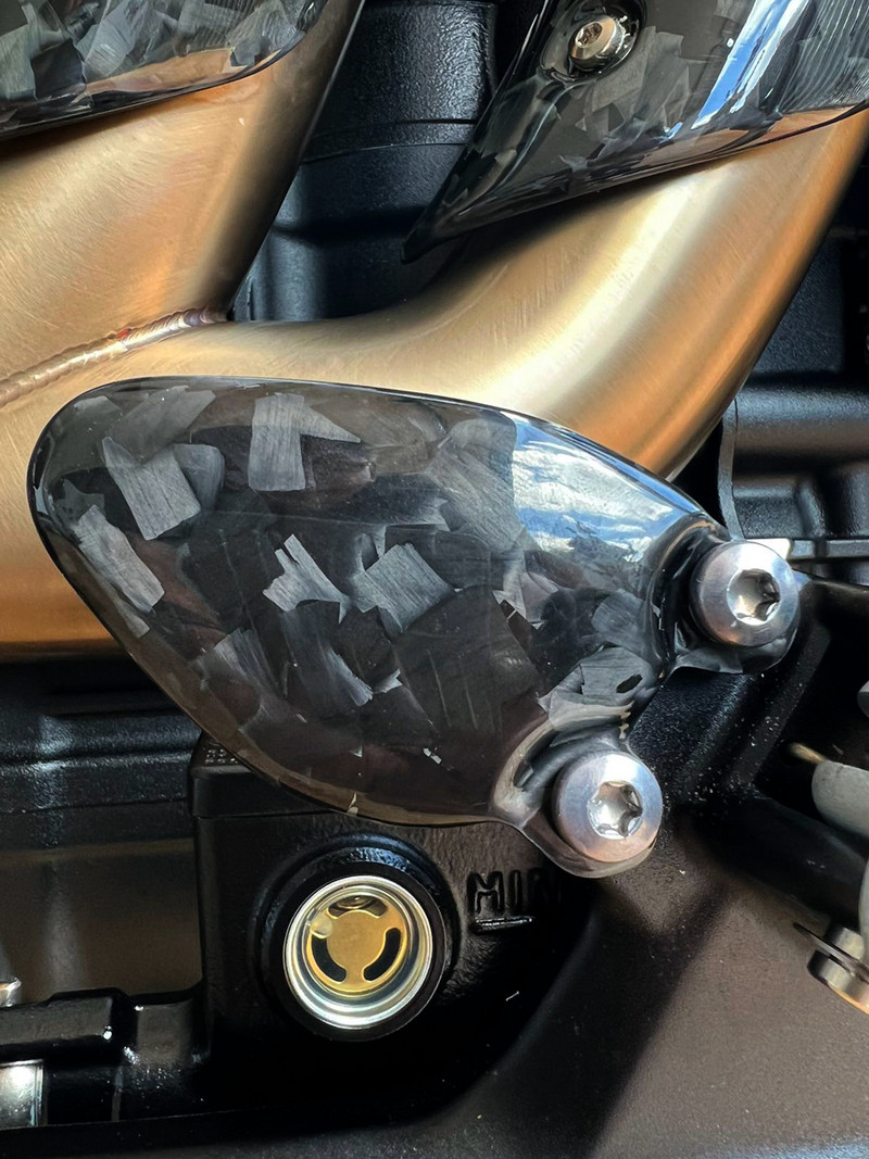 „Night Kids“ tinka „Triumph Rocket 3GT221“ modifikuoto anglies pluošto pedalo pertvarai