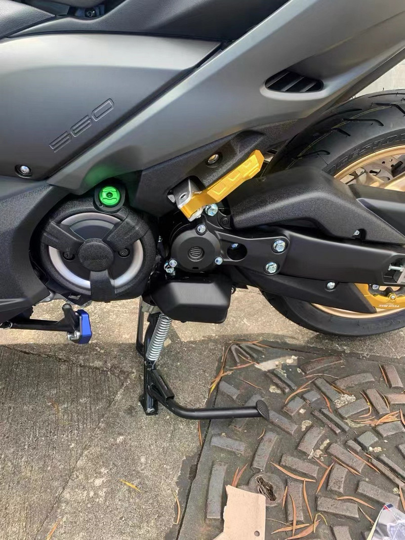 Pre motocykle YAMAHA XMAX 125 250 300 400, príslušenstvo, opierka nôh pre spolujazdca vzadu, kolíky na opierku nôh pre zadné pedále, protišmykové pedále.