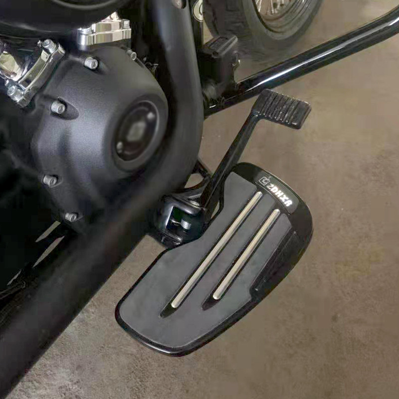 Pre Harley FXFBS Fat Bob FXLR Low Rider Fat Boy Breakout Softail Slim FLDE Deluxe FLFB 2018-2020, predné stupačky pre jazdca, opierky nôh.