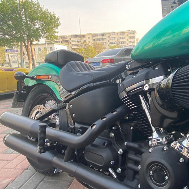 Galiniai keleivio kojos kaiščiai pedalo pėdos atramos laikiklis, skirtas Harley Softail Breakout Fat Boy Street Bob Sport Glide Deluxe 2018–2023 m.