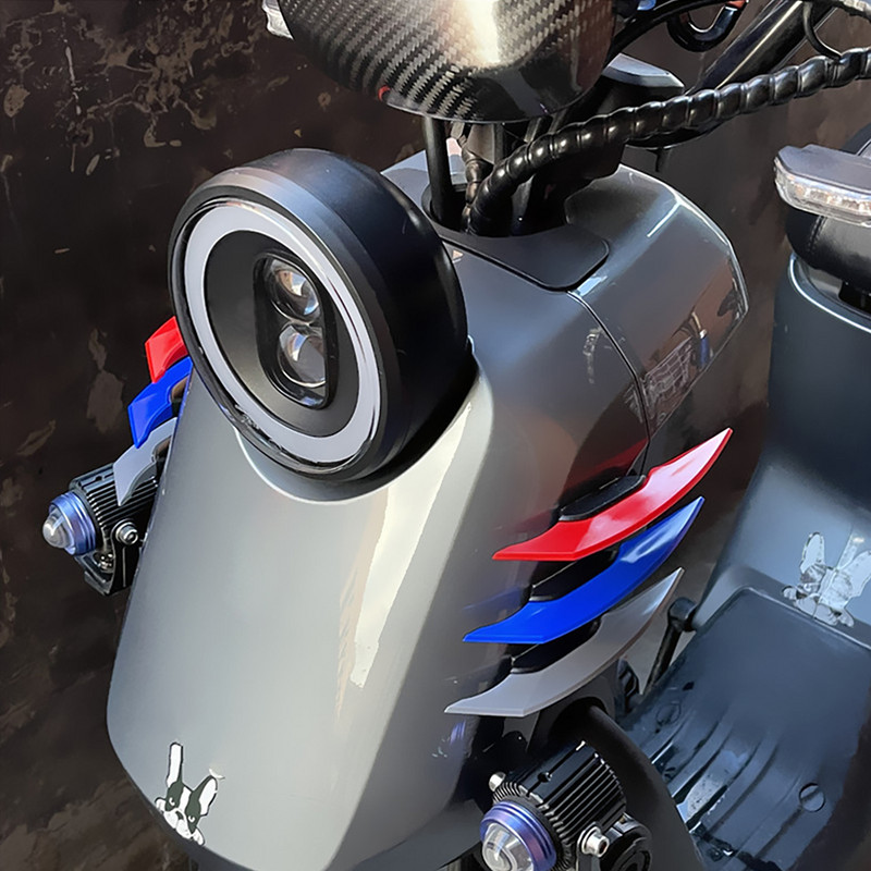 1 pár univerzális motorkerékpár szárny, aerodinamikus légterelő szárny öntapadós motorkerékpár-dekorációs matricával motoros robogóhoz