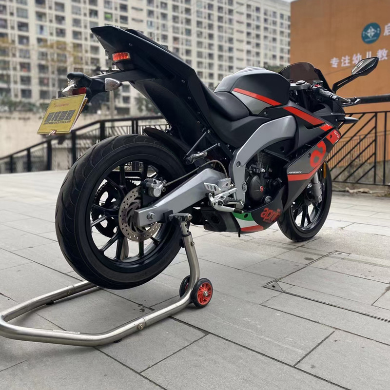 HZYEYO rozsdamentes acél hátsó lengőkar villa orsó emelő motorkerékpár paddock állvány, terepmotor indítókeret terhelése 600 kg, T070