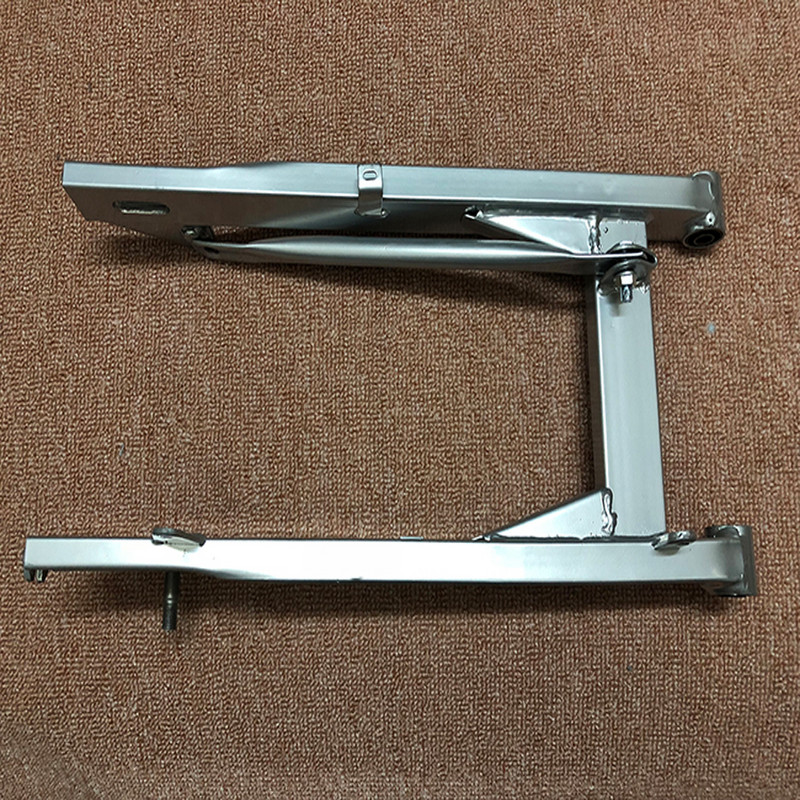 E0498 Motocyklová kyvná vidlica pre DY100 Zavesenie zadnej hliníkovej vidlice s krídlovým ramenom