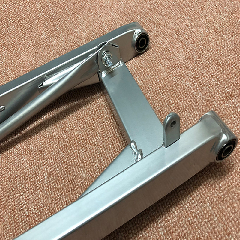 E0498 Motocyklová kyvná vidlica pre DY100 Zavesenie zadnej hliníkovej vidlice s krídlovým ramenom