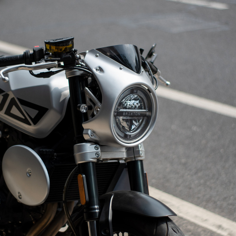 Prispôsobené pre motocykel Brixton Crossfire 500 okrúhly ABS plastový kryt svetlometov, kryt čelného skla