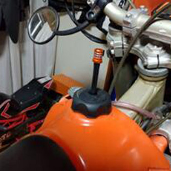 Изпускателна тръба на клапана на капака на горивото за SX F EXC ADV CRF YZF WRF KXF RMZ 125 250 300 350 450 990 четворни мотоциклети
