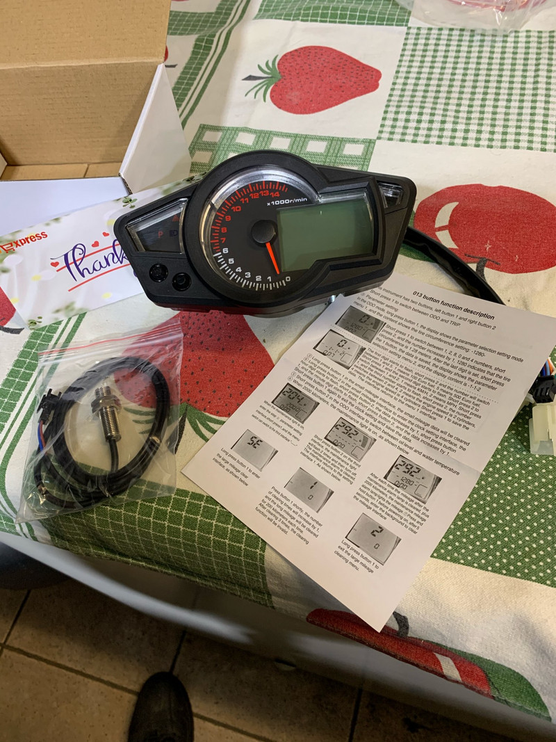 Digitálny LCD tachometer pre motocykle, otáčkomer, prístroje 10"-21" 500ohmov, 14000/11000 ot./min.