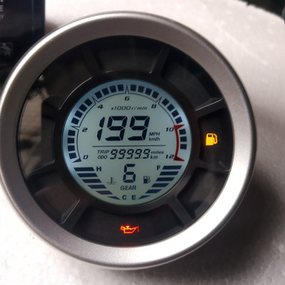 12000 ot./min. 199 km/h Univerzálny LCD digitálny rýchlomer, počítadlo kilometrov, otáčkomer, valce, prevodový stupeň, počítadlo kilometrov Ducati Scrambler 15-18