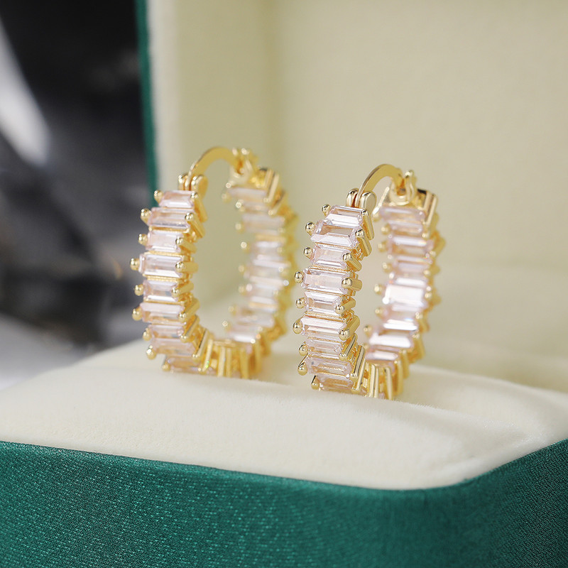 Huitan kiváló minőségű ezüst/arany színű fülbevaló női esküvői parti karikás fülbevaló sokoldalú luxus cirkónia ékszerek