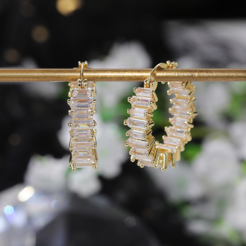 Huitan kiváló minőségű ezüst/arany színű fülbevaló női esküvői parti karikás fülbevaló sokoldalú luxus cirkónia ékszerek