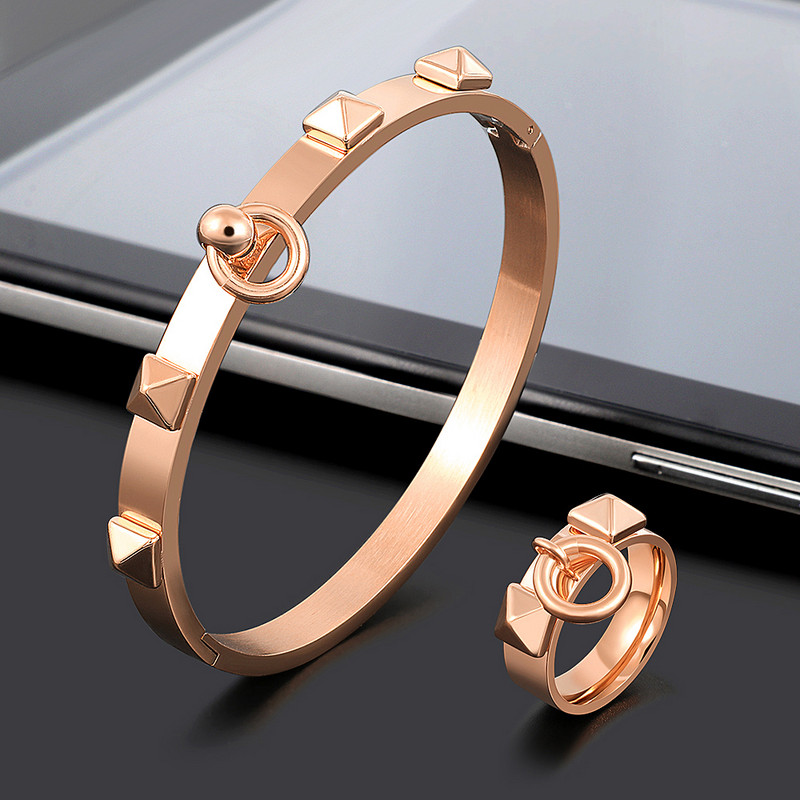 Rozsdamentes acél punk ékszer szett szegecs karkötő karkötő piramis és csüngő kör gyűrűk férfiaknak női ékszer szett ajándék