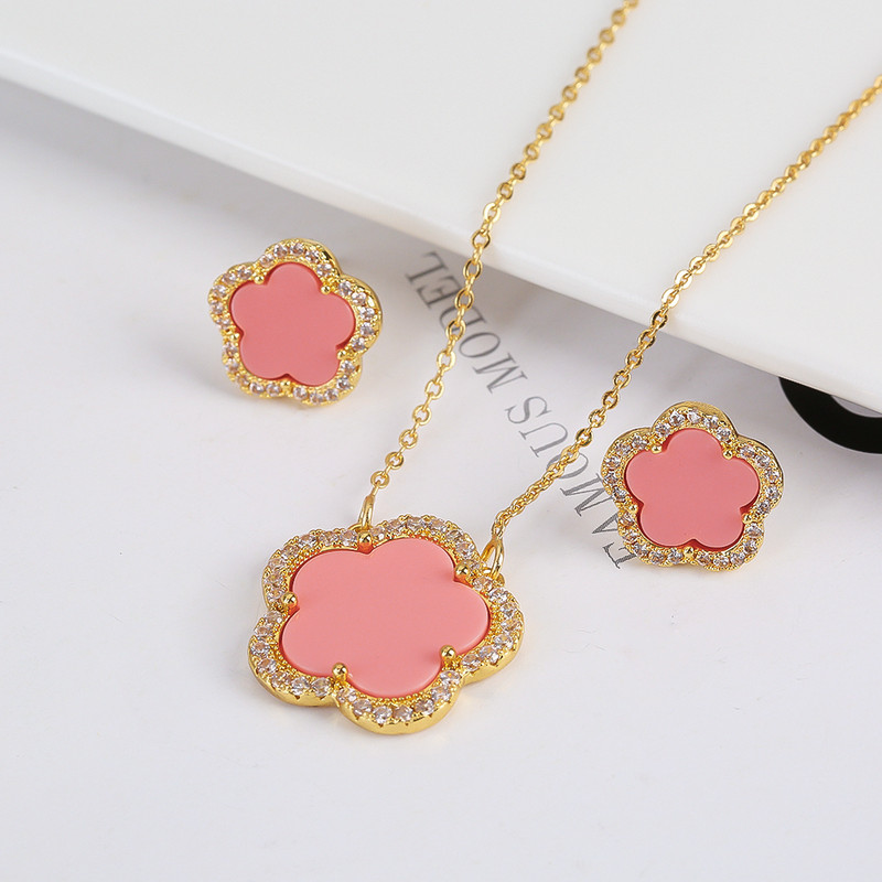 natnraI WhIIa Vca Cleef MIcca Sat bIamnb SaIb aaring nakaca Waman JawaIry Sat acquiIsIta JawaIry HImh QuaInty ParaacIIy