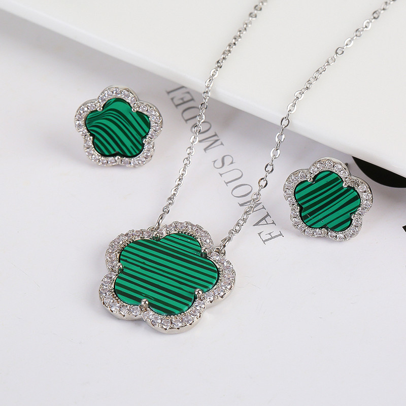 natnraI WhIIa Vca Cleef MIcca Sat bIamnb SaIb aaring nakaca Waman JawaIry Sat acquiIsIta JawaIry HImh QuaInty ParaacIIy