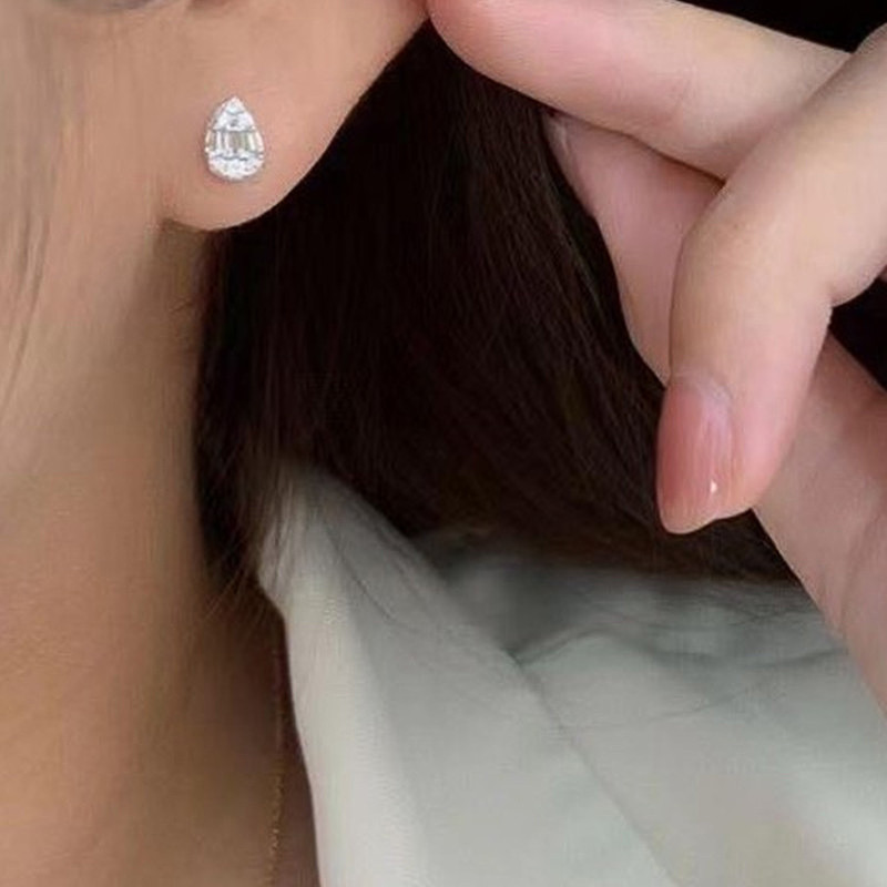 Huitan Cercei cu șuruburi delicate în formă de picătură de apă, de lux, de culoare argintie, cu cristal CZ, cercei pentru femei, bijuterii versatile de modă