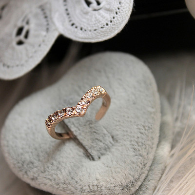 2020 Нов моден пръстен за бижута V-тип Уникален дизайн Инкрустиран имитационен кристален пръстен Бижута на едро Пускане на нов продукт