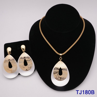 Mados Nigerijos moters vestuvės afrikietiškų karoliukų papuošalų rinkinys aukso spalvos mada Dubajaus aukso spalvos vestuvinė dovana