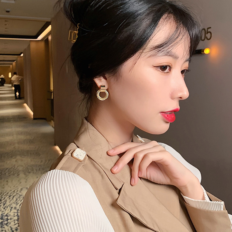 Retro metalické zlaté farebné náušnice s viacerými malými kruhovými príveskami 2022, módne šperky, svadobné, nezvyčajné náušnice pre ženy