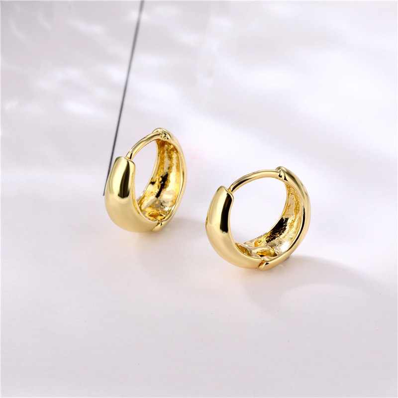 2022 Klasične glatke metalne naušnice s prstenom jednostavnog kruga za žene Modni korejski nakit Temperamentne naušnice za svakodnevnu odjeću za djevojke