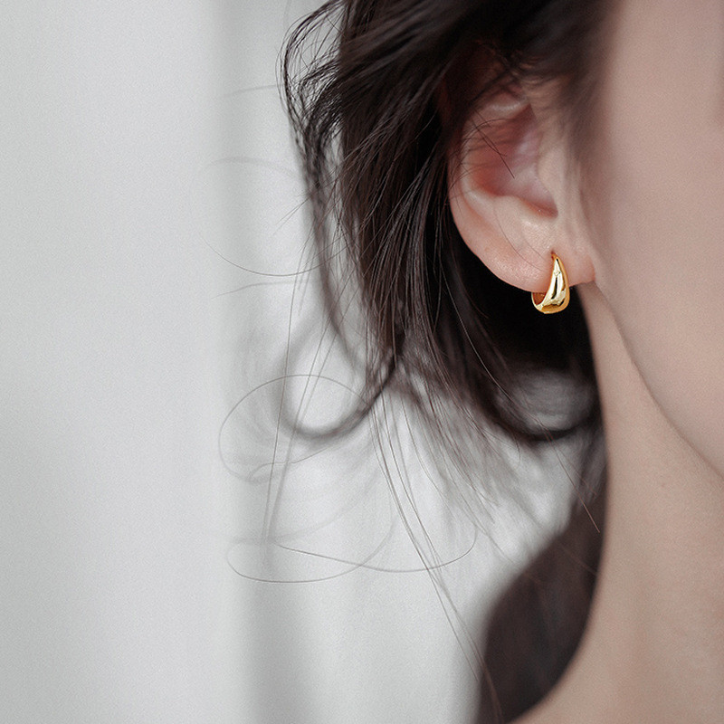 2022 Klasične glatke metalne naušnice s prstenom jednostavnog kruga za žene Modni korejski nakit Temperamentne naušnice za svakodnevnu odjeću za djevojke