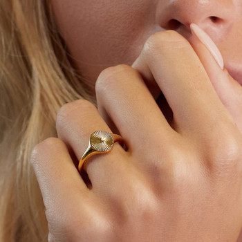 Висококачествени вълнообразни пръстени за жени Минималистичен кръгъл пръстен с изискани лъчи Текстура Пръстен с печат от неръждаема стомана Пръстен с купол