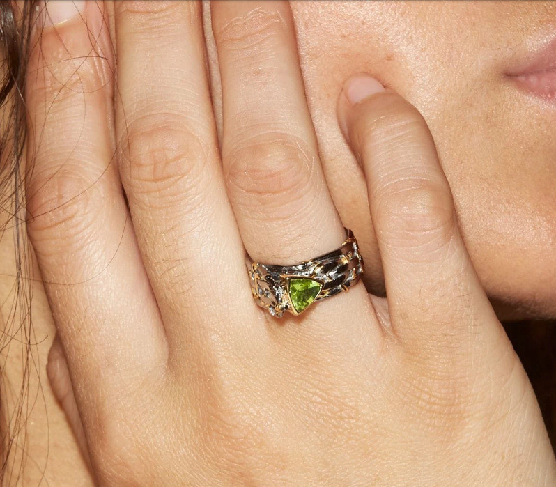 Inel de damă cu design unic cu personalitate exagerată, aur negru, triunghi de tungsten, verde zircon, inel de nuntă cu cristale.