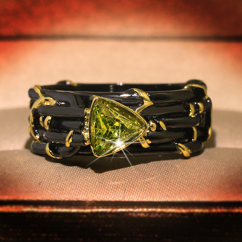 Inel de damă cu design unic cu personalitate exagerată, aur negru, triunghi de tungsten, verde zircon, inel de nuntă cu cristale.