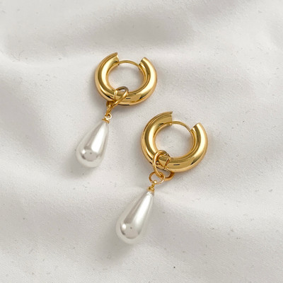 Divatos aszimmetrikus természetes gyöngyök lógó fülbevalók punk rozsdamentes acél kerek kör alakú Huggie fülbevalók ékszer ajándék nőknek