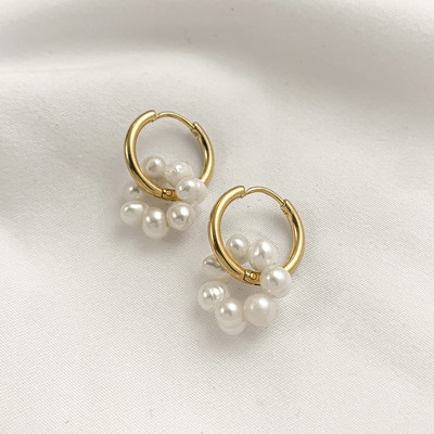 Divatos aszimmetrikus természetes gyöngyök lógó fülbevalók punk rozsdamentes acél kerek kör alakú Huggie fülbevalók ékszer ajándék nőknek