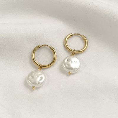 Divatos aszimmetrikus természetes gyöngyök lógó fülbevalók punk rozsdamentes acél kerek kör alakú Huggie fülbevalók ékszer ajándék nőknek