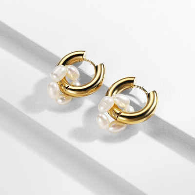 Divatos aszimmetrikus természetes gyöngyök lógó fülbevalók punk rozsdamentes acél kerek kör alakú Huggie fülbevalók ékszer ajándék nőknek