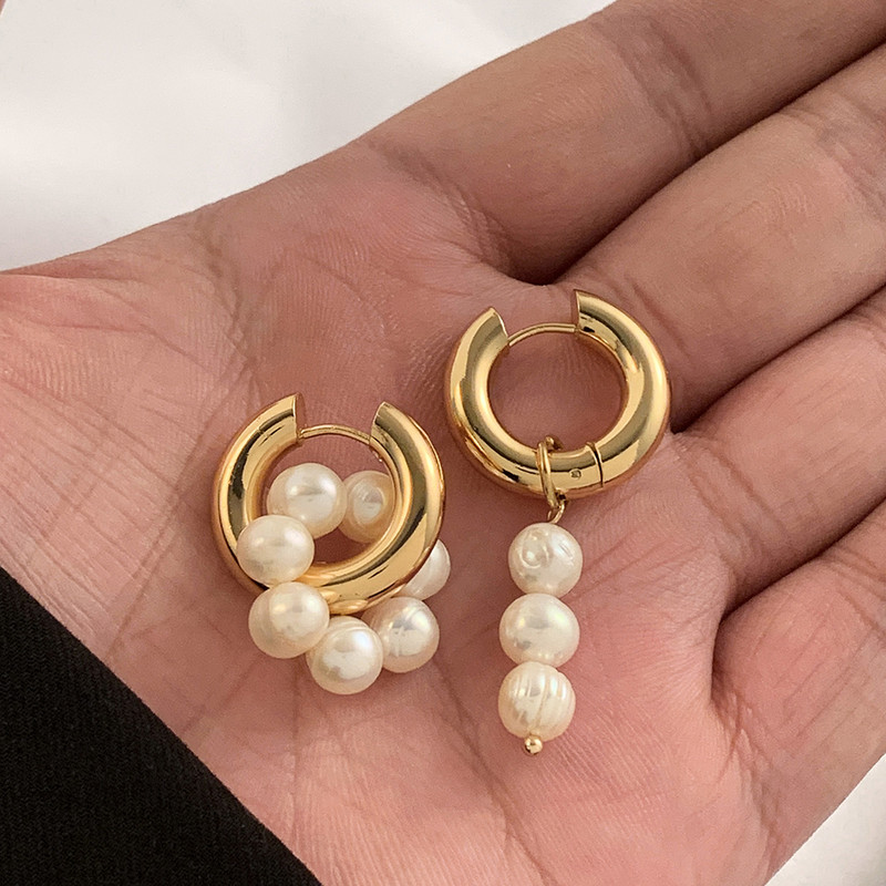 Divatos aszimmetrikus természetes gyöngyök lógó fülbevalók punk rozsdamentes acél kerek kör alakú Huggie fülbevalók ékszer ajándék nőknek