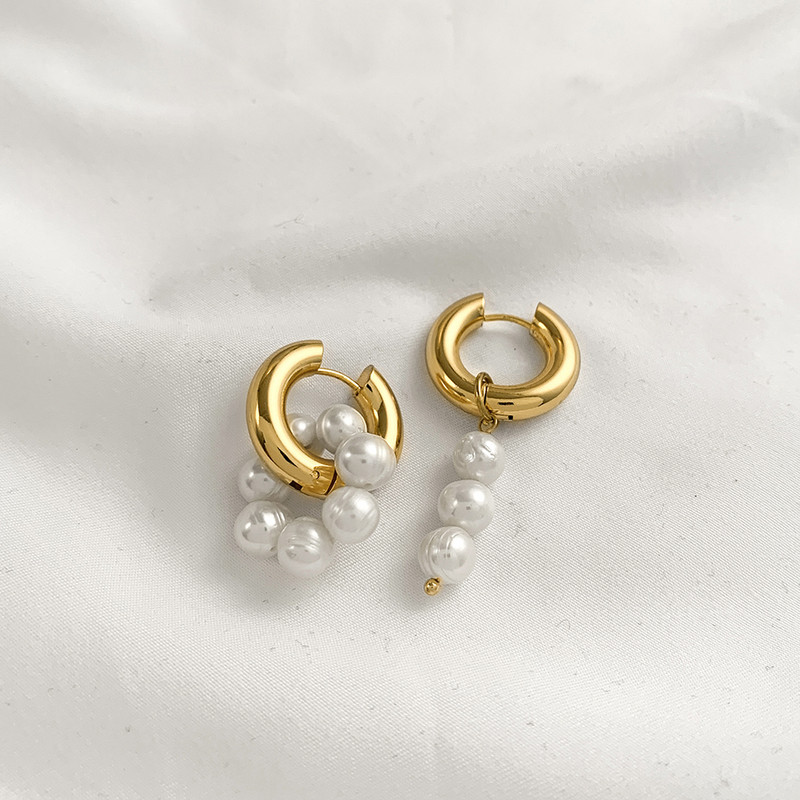 Divatos aszimmetrikus természetes gyöngyök lógó fülbevalók punk rozsdamentes acél kerek kör alakú Huggie fülbevalók ékszer ajándék nőknek