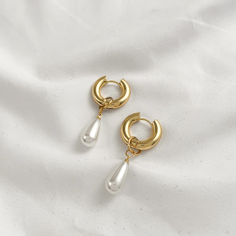 Divatos aszimmetrikus természetes gyöngyök lógó fülbevalók punk rozsdamentes acél kerek kör alakú Huggie fülbevalók ékszer ajándék nőknek