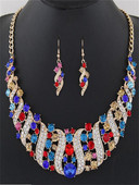 Prehnaná módna sada drahokamov a geometrických tvarov s imitáciou lesklého kovu, náhrdelník a náušnice z vysoko kvalitných zliatinových šperkov pre ženy.