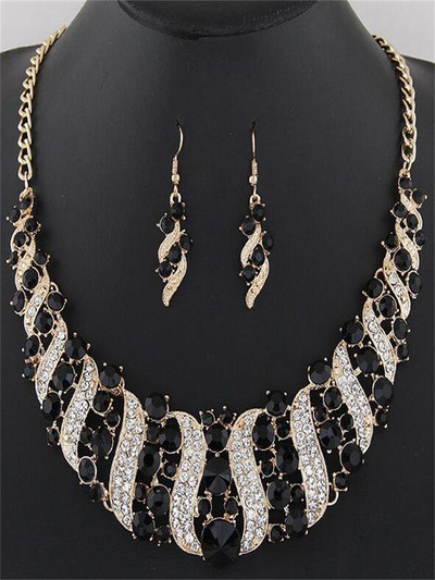 Prehnaná módna sada drahokamov a geometrických tvarov s imitáciou lesklého kovu, náhrdelník a náušnice z vysoko kvalitných zliatinových šperkov pre ženy.