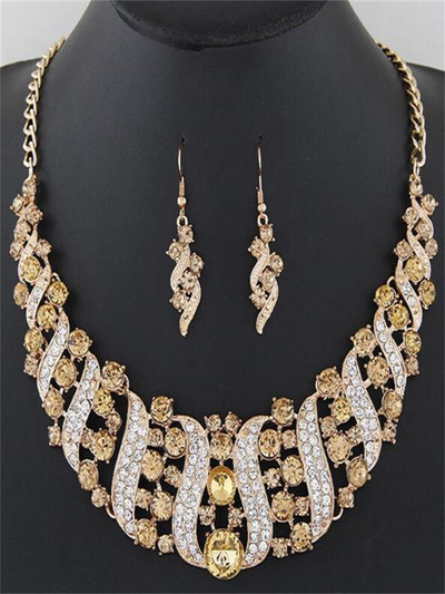 Prehnaná módna sada drahokamov a geometrických tvarov s imitáciou lesklého kovu, náhrdelník a náušnice z vysoko kvalitných zliatinových šperkov pre ženy.