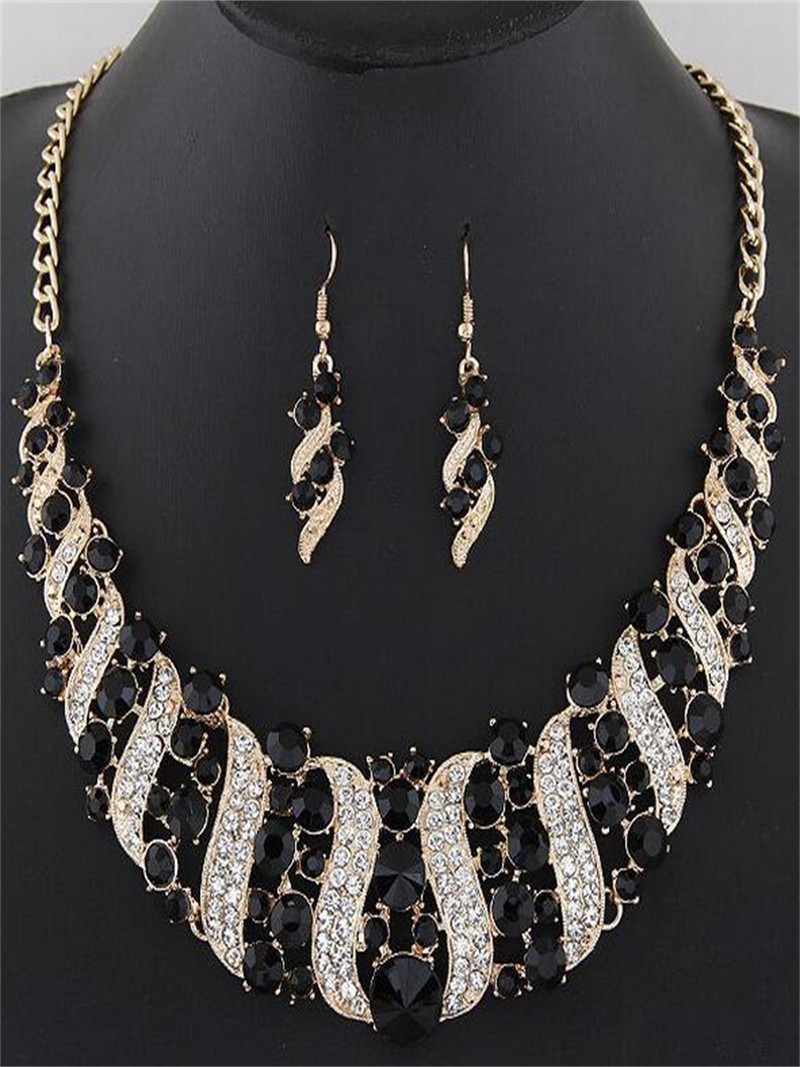 Prehnaná módna sada drahokamov a geometrických tvarov s imitáciou lesklého kovu, náhrdelník a náušnice z vysoko kvalitných zliatinových šperkov pre ženy.