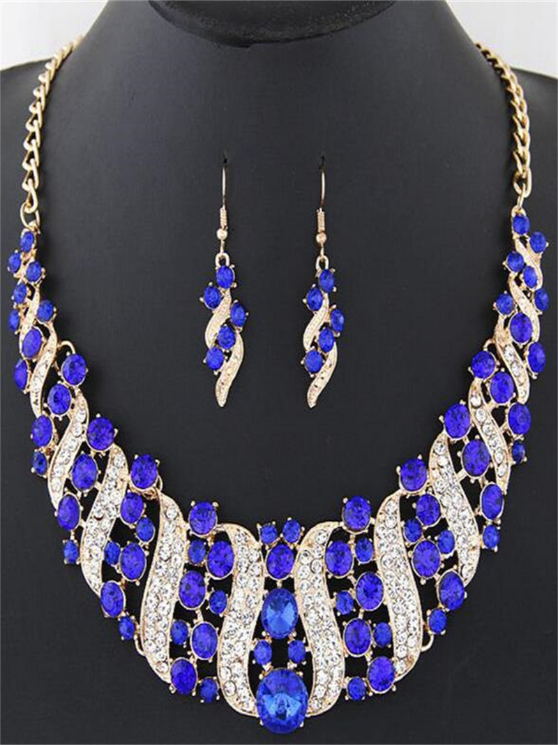 Prehnaná módna sada drahokamov a geometrických tvarov s imitáciou lesklého kovu, náhrdelník a náušnice z vysoko kvalitných zliatinových šperkov pre ženy.