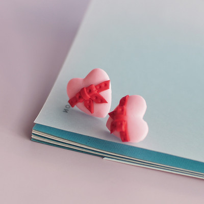 Jarná kolekcia, roztomilé malé visiace srdce, ružová červená pečiatka, obálka s dlhými očkami, sady náušníc z polymérovej hliny, darčeky na Valentína