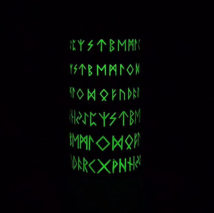 Fekete Viking Runes Rozsdamentes Acél Gyűrűk Férfi 8mm Esküvői Szalag forgatható világító Gyűrűk Ékszer Ajándék