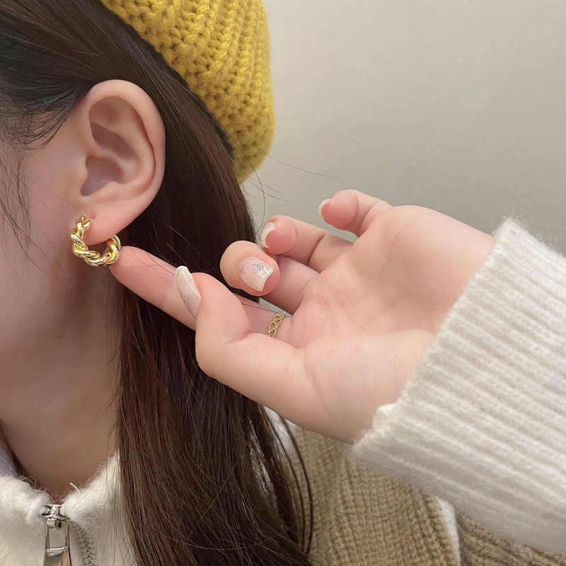 Minimalista vastag csavart fém karikás fülbevaló nőknek Designe temperamentum lányok francia Daily Hoops Statement ékszerek