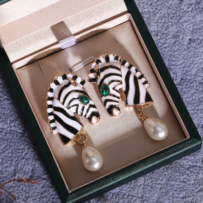 Huitan Fashion Zebra fej alakú leejtő fülbevaló női fekete/fehér színű állati fülbevaló koktélpartihoz női nyilatkozat ékszerek