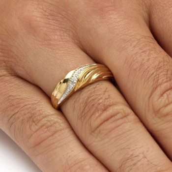 Моден креативен усукан мъжки дамски пръстен Изискан златист метален инкрустиран с бял циркон годежен пръстен Бижута